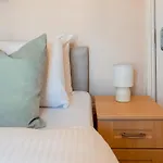 Spacious Home 3 Min From Station