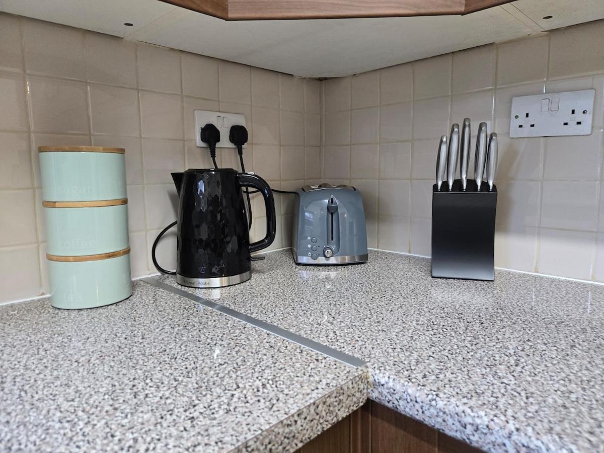 Spacious 3 Min From Station Apartment London