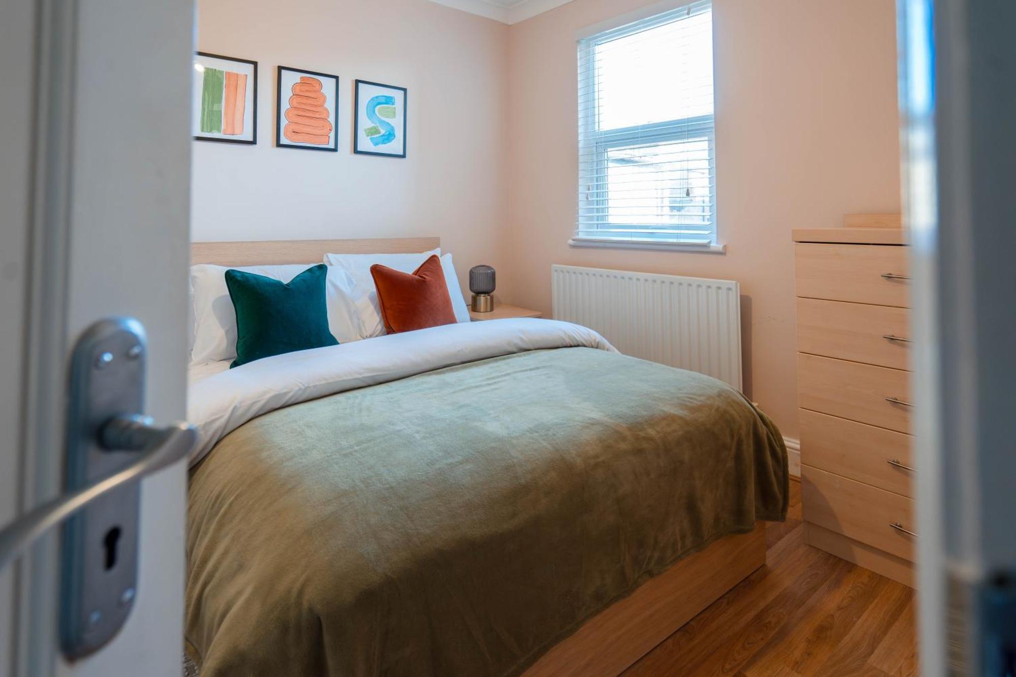 Spacious 3 Min From Station * London