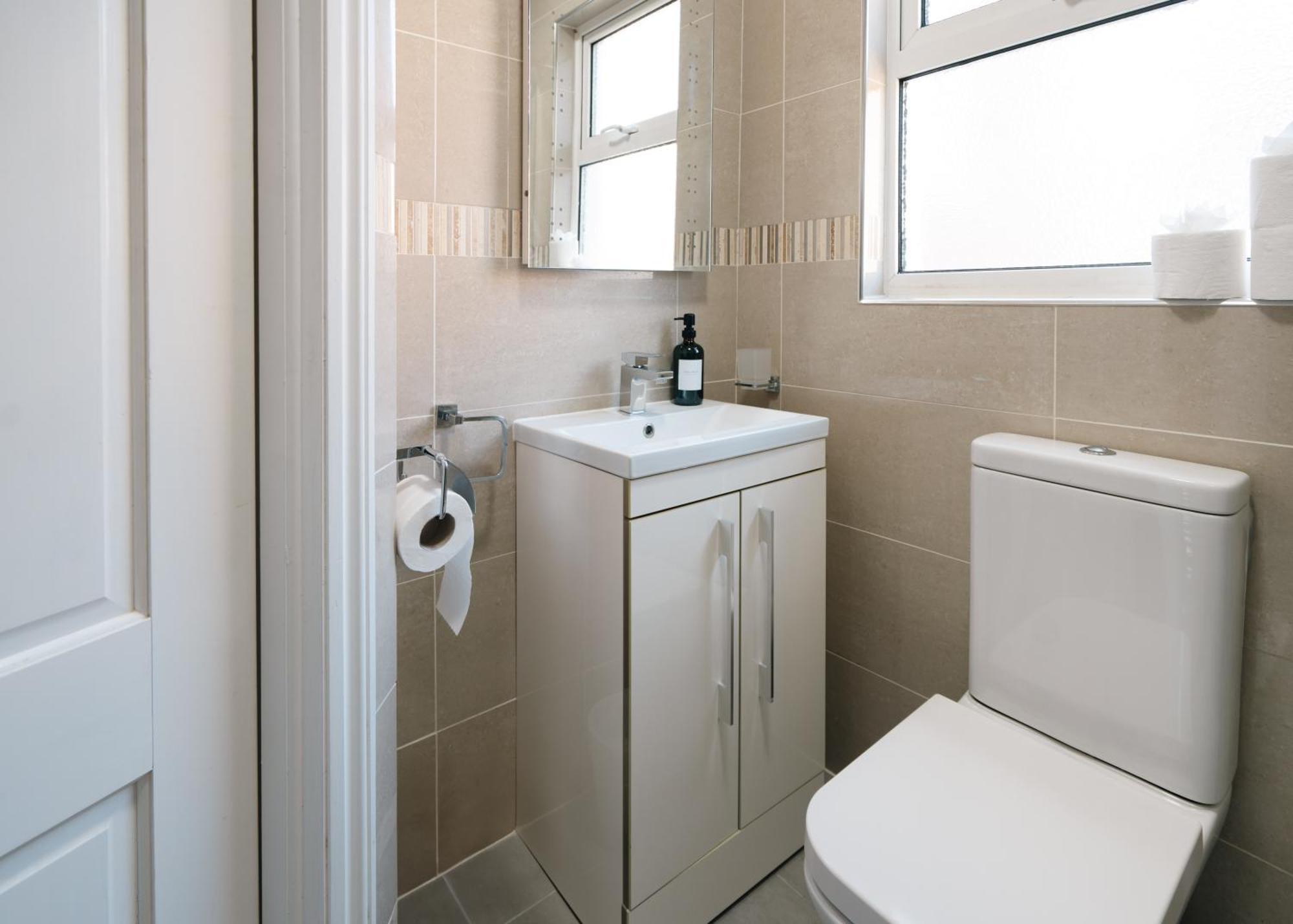 Spacious 3 Min From Station Apartment