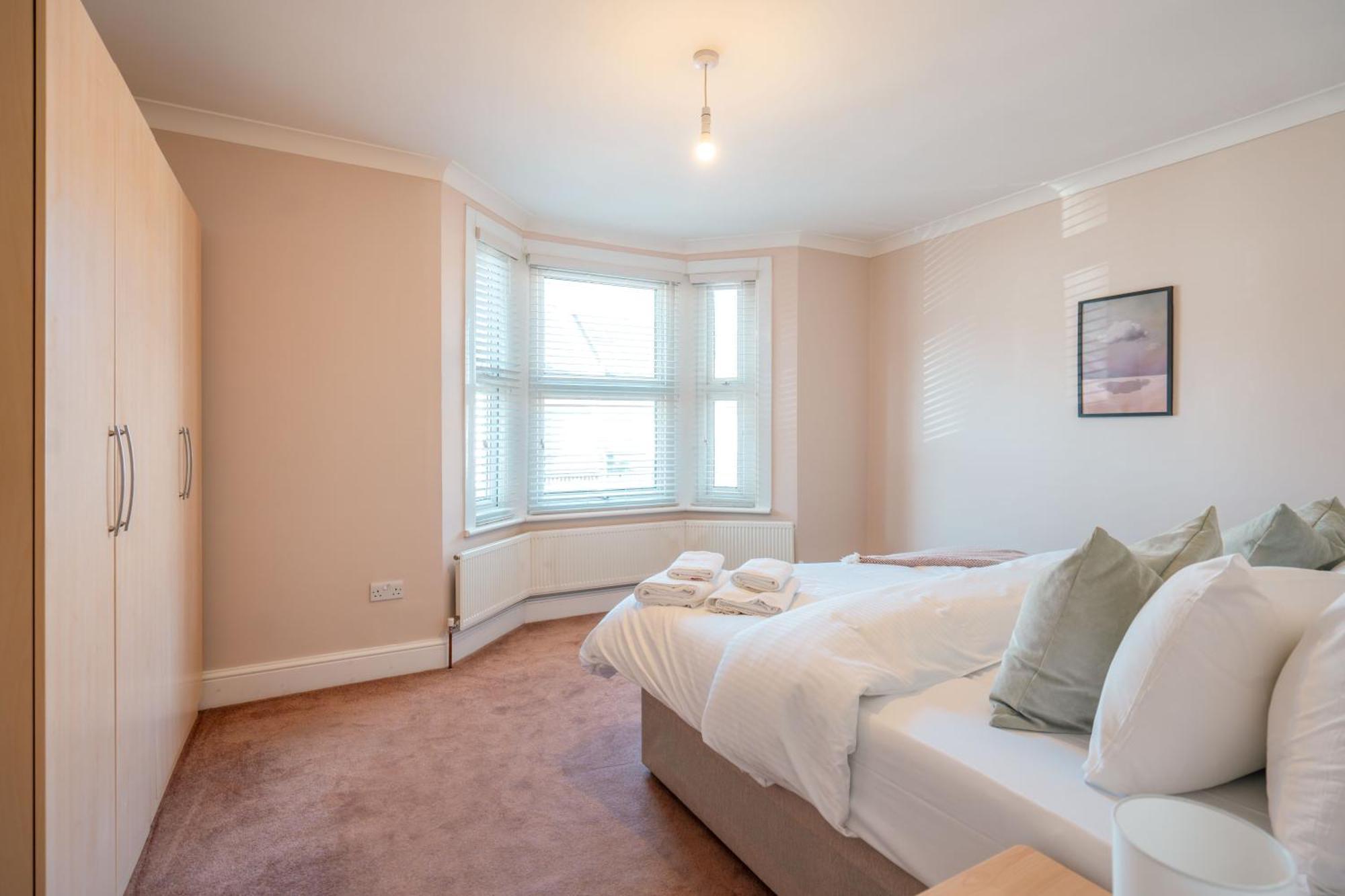 Spacious 3 Min From Station * London