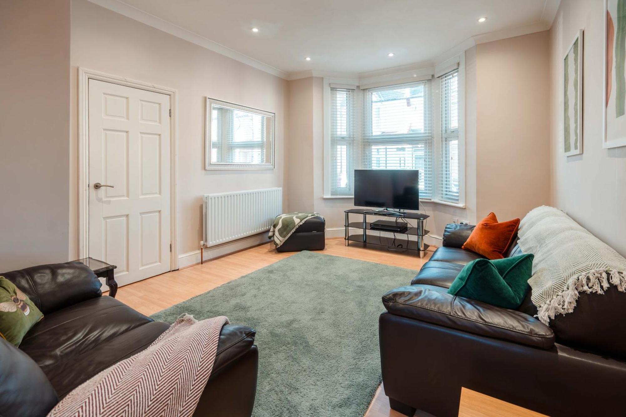 Spacious 3 Min From Station * London