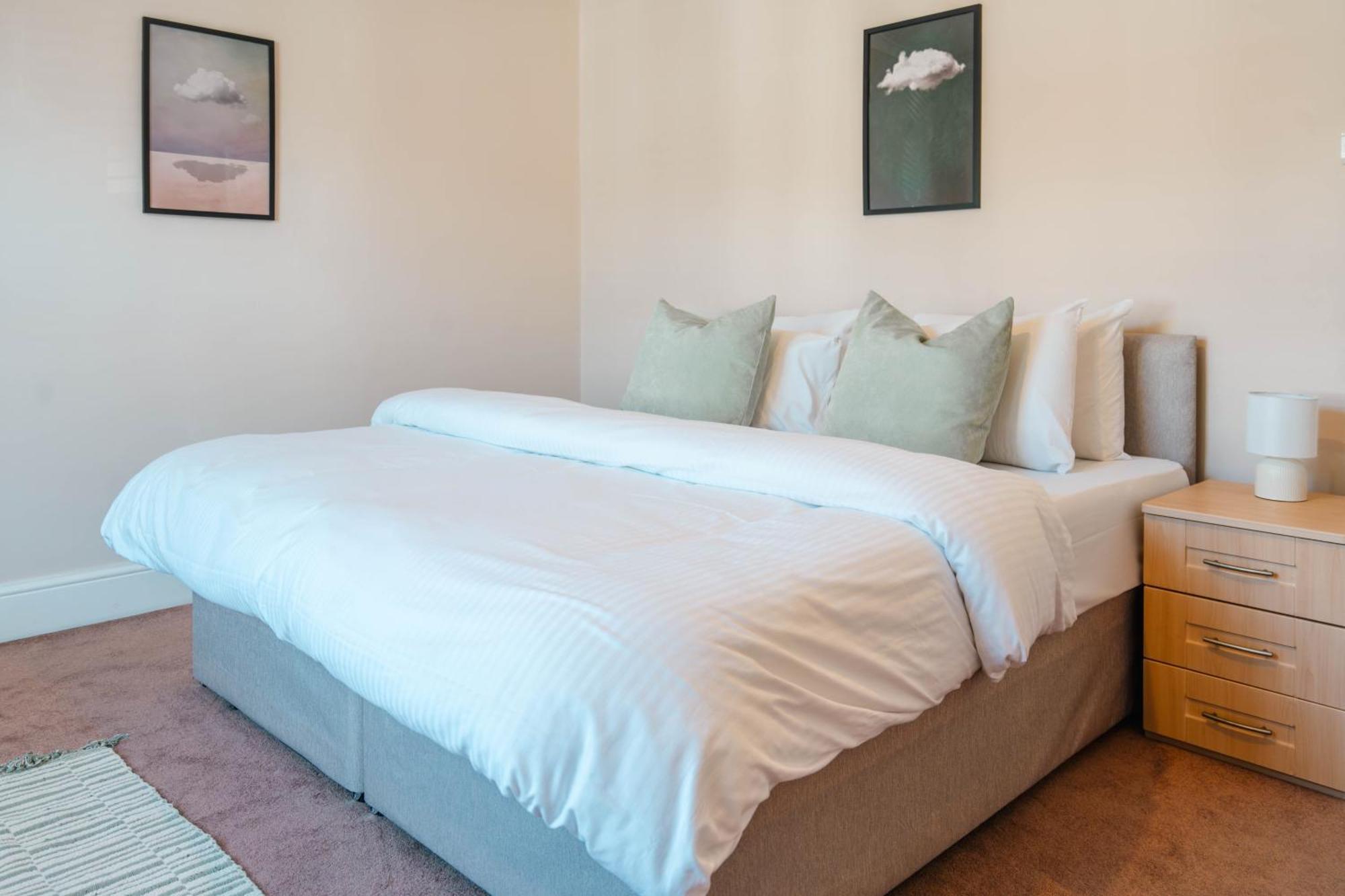 Spacious 3 Min From Station London